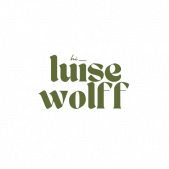 Logo von Luise Wolff, Poetry Slammerin und Bühnenpoetin, in grünem Schriftzug