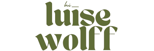 Logo von Luise Wolff, Poetry Slammerin und Bühnenpoetin, in grünem Schriftzug