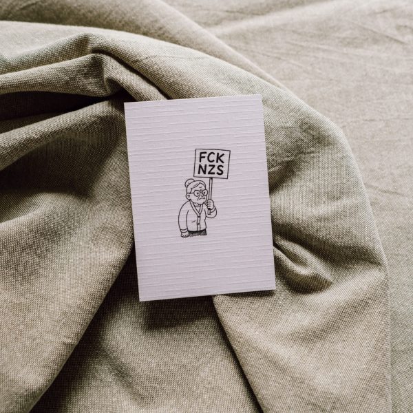 Postkarte „FCK NZS" – Oma mit Schild