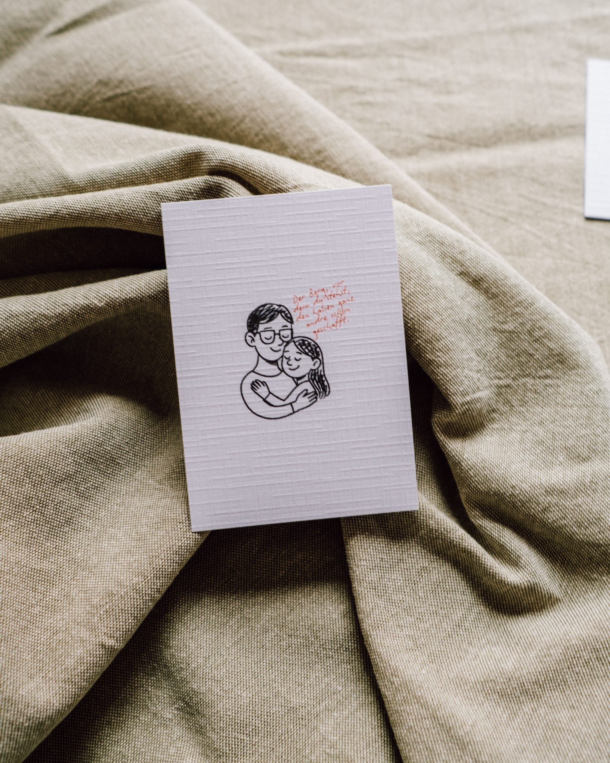 Postkarte „Der Berg, vor dem du stehst" – Umarmung