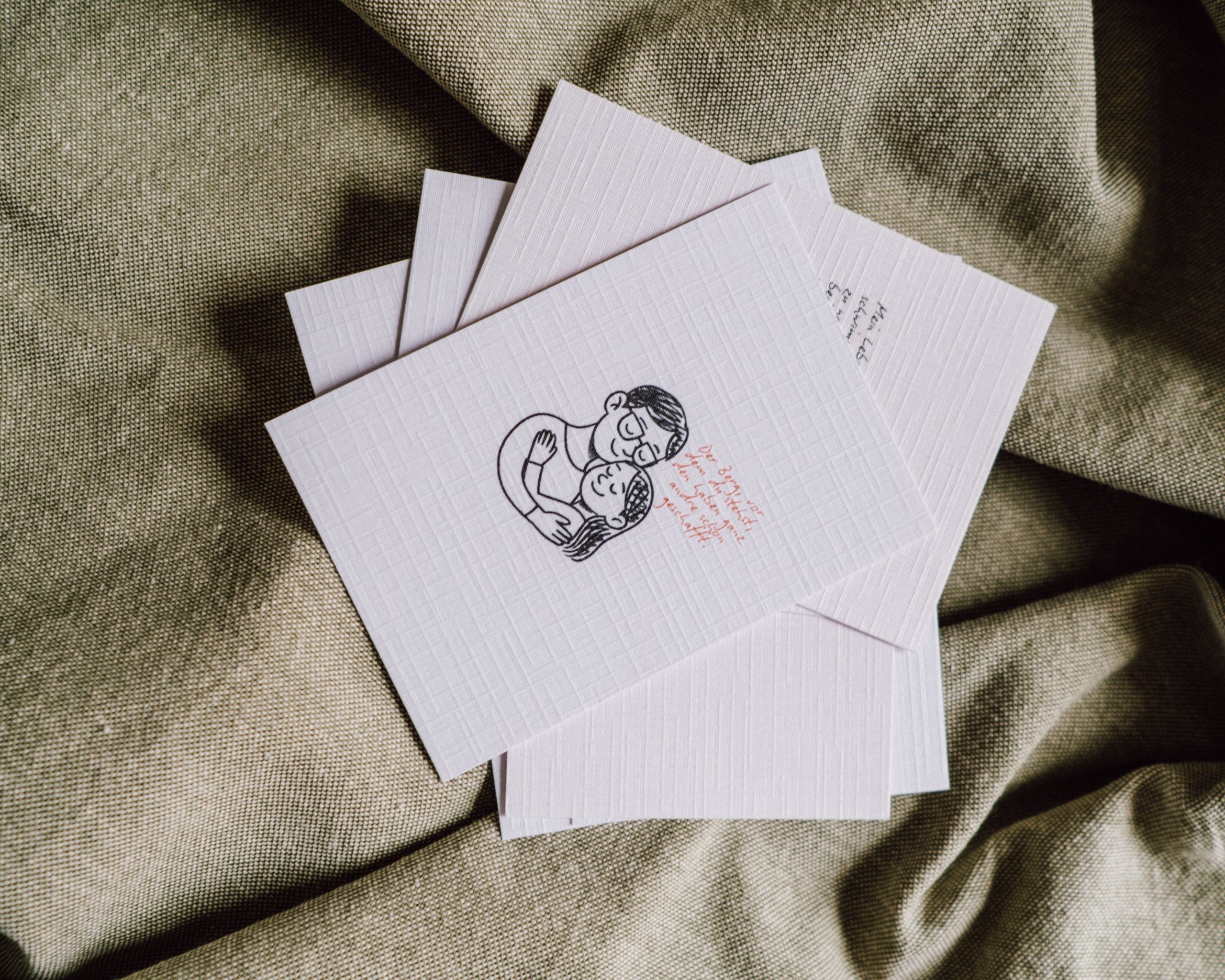 Postkarte „Der Berg, vor dem du stehst" – Umarmung – Bild 3