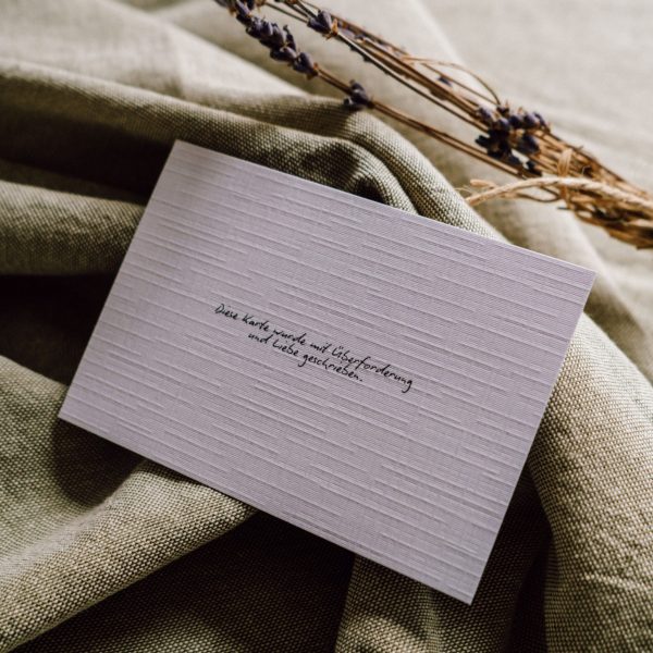 Postkarte „Mit Überforderung und Liebe geschrieben"